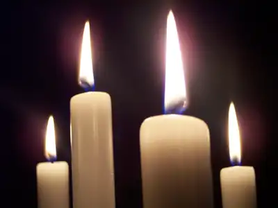 A group of candles that are lit up.