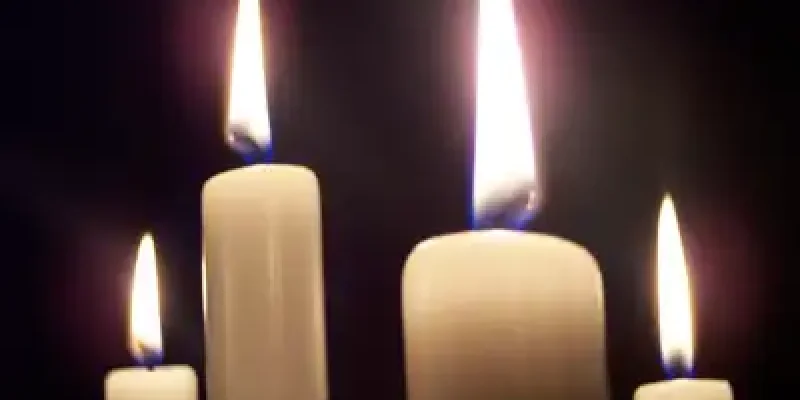 A group of candles that are lit up.